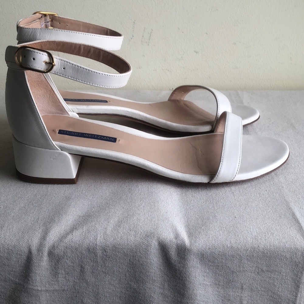 Stuart Weitzman sz 8 White Leather Ankle-Strap Sandals with Gold Buckles